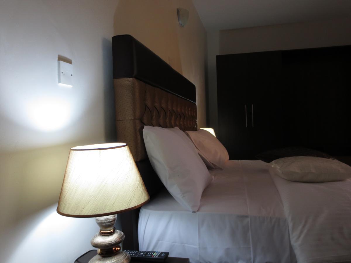 Airport Plaza Hotel Yuba Exterior foto